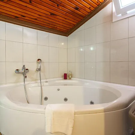 Semi Detached In Complex With Shared Semi Olympic Swimming Pool In Casa de Férias Kusadası