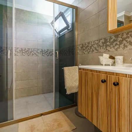 Semi Detached In Complex With Shared Semi Olympic Swimming Pool In Casa de Férias Kusadası