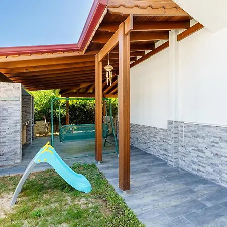 Semi Detached In Complex With Shared Semi Olympic Swimming Pool In Vakantiehuis *