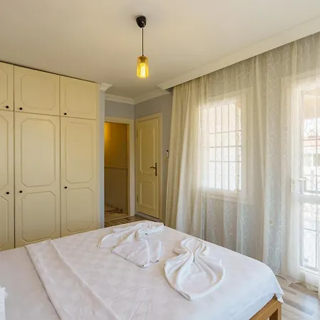 Semi Detached In Complex With Shared Semi Olympic Swimming Pool In Casa de Férias Kusadası